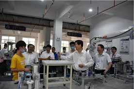 广西中华职教社职教工作现场会开进河池，商讨职教助力少数民族地区脱贫攻坚图片