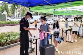 武汉一高校教师冒雨接学生返校，“看到孩子们的瞬间，觉得‘快乐’又回来了！”图片