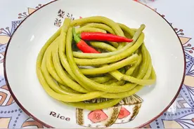 最下饭的酸豆角，自己在家就能腌，酸爽可口，做法简单，美食get√图片