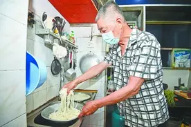 六旬老人：好好活下去回报社会图片