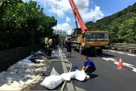 漳州中石化紧急协助处理高速油罐车侧翻泄漏事故图片