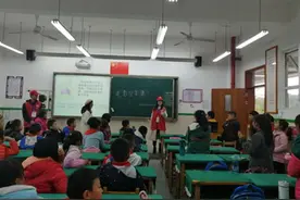 外表柔弱内心狂野！20岁姑娘把“极限荡绳”送给70岁的自己图片
