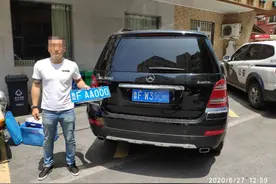 青岛市北交警查获一套牌车辆 可拆卸号牌架露马脚图片