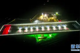 新台高速跨兖石铁路转体桥成功转体图片