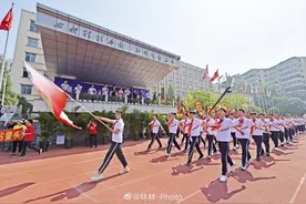 市高级中学高三学子沐浴“成人礼”图片