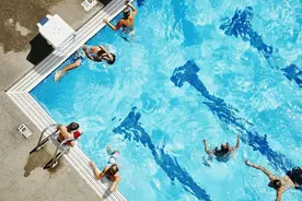 夏天在公共泳池走一遭，脚上竟然长出“钉子”，走路疼得不行图片