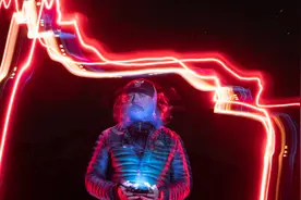 “时空雕塑”！美国50岁艺术家用无人机带LED灯在天空作画图片