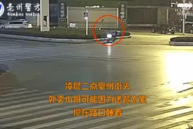 民警喊醒深夜路边外卖小哥，网友：总有人在关心你图片