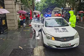 考生赶考途中迷路 民警驱车找回赶上考试图片