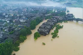 航拍：阿蓬江水位陡涨 洪水漫灌濯水古镇视频封面