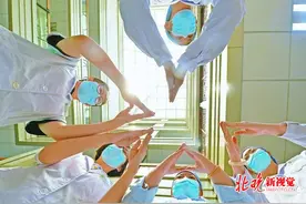 海淀四季青医院迎来手语导医，为聋人病患进行手语翻译图片