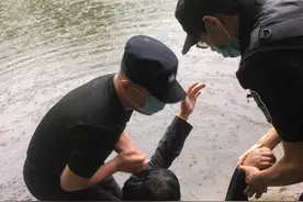 青医附院人工湖五旬男子不慎落水 民警大雨中施救图片