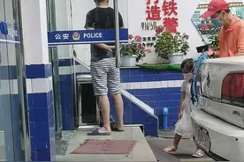 掰后视镜、毁车牌……两年前恩怨难释怀？监控深夜拍到男子损车图片