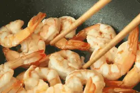 旧筷子别再扔了，改造一下放厨房，家家都需要图片