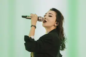 阿朵发文表白被淘汰的姐姐们：还有很多舞台等着我们图片