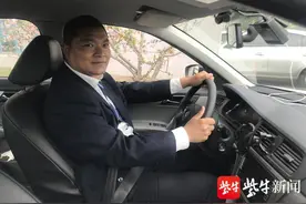 红衣女子凌晨雨中拦车，好心的哥免费送其回家图片