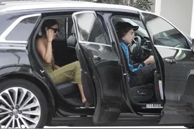 “甜茶”拎吉他化身蒙面侠 新女友紧相随身材火辣图片