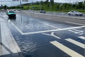 “城市名片”镇江高铁南站：一场雨，旅客不得不狼狈蹚水图片