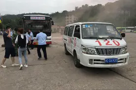 模拟车祸自燃储气罐泄露等事故 自贡举行六类公交突发安全事件应急演练图片