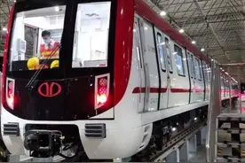 “佛山红”来了！广佛地铁全新列车首发图片