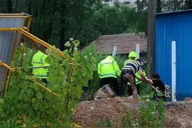 女子绕道却半身陷入工地泥坑，城管路人合力把她拔出来图片