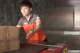 快递小哥被评高层次人才：获百万购房补贴视频封面