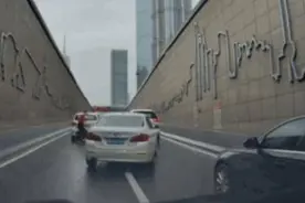 上海一电动车电量耗尽隧道内倒溜撞车，网友惊了：电没了手刹也不行了图片