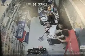大连一店员用6瓶啤酒将持刀劫匪撂倒，警方通告：正当防卫图片