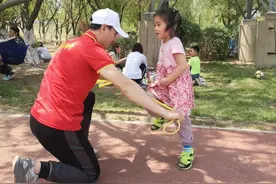 他为减肥学习跳绳，一不小心拿了世界亚军图片