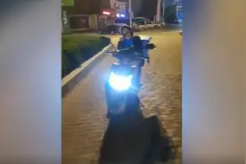 凌晨两点，外卖小哥在电动车上睡着了……图片