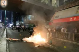 香港17岁学生携有武器被判入狱32个月，法官：年轻不是犯罪借口图片