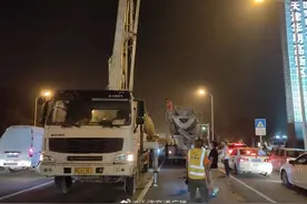天津大型平板拖车与水泥搅拌车相撞 水泥搅拌车驾驶室被撞掉图片