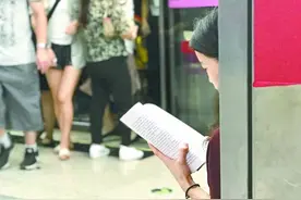 你好，北京地铁上的读书人图片