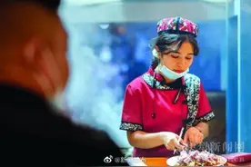 丝路之光旅游小镇点亮伊宁市夜生活图片