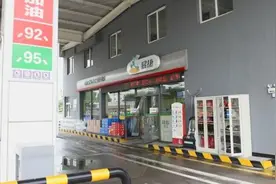 男子深夜去加油站买烟，结果却在厕所睡着了图片