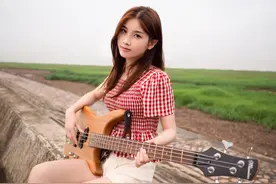 海边的贝斯女孩图片