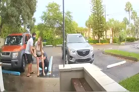 美国一名产妇在停车场站着分娩 全程有惊无险图片