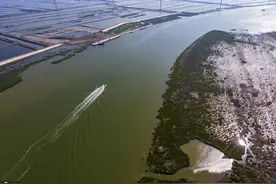 航拍东营广利港 河海交汇五彩盐池美如调色盘图片