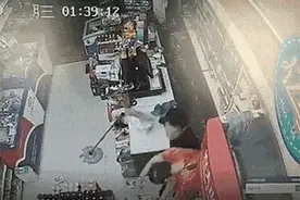 6瓶啤酒疯狂爆头劫匪 警方通报：正当防卫！网友评论歪了……图片