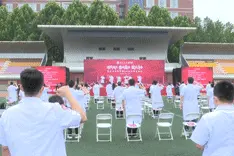 毕业即“出征”！他们的“学位服”颜色有些不一样视频封面