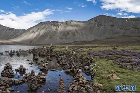 西藏：思金拉错美景引游人图片