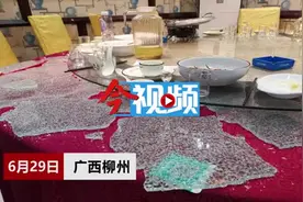 柳州一家餐厅餐桌台面突然爆裂，玻璃飞溅向食客，致多人受伤图片