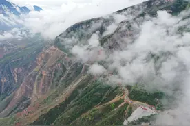 阿布洛哈通村公路建设：悬崖峭壁修路难，曾动用直升机吊装机械图片