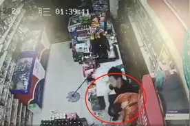 男子持刀抢劫被店员用6个酒瓶砸懵 警方：正当防卫图片