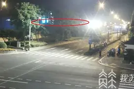 一根三百多米长的线悬在马路上空 竟是小伙儿放风筝惹的祸图片
