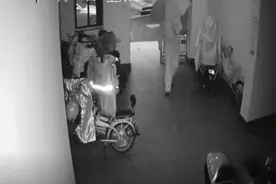 杭州古稀老人拎着别人的电瓶回了家，警察找上门，他说：我想教训一下他们，不要告诉我儿子图片