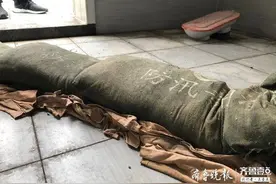 走阳台的下水管道堵了，新房地漏反复溢水 业主：装修咋办？图片