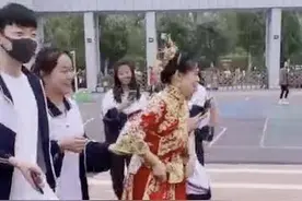 老师身披嫁衣赶去和学生拍毕业照 在场的都哭了图片