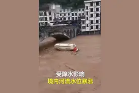云南暴雨罐车坠江如纸船漂流，武汉暴雨道路现游鱼，居民抢救东西图片