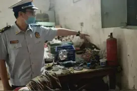 旧的灭火器怎么处理？近日西湖消防大队对40余件不合格消防产品进行销毁图片